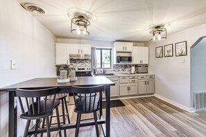 Refrigerador, microondas, parrilla de estufa y cafetera y tetera