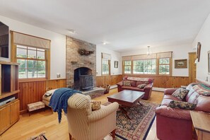 TV - Private house w/ seasonal mountain & meadow views, pond, balcony, porch, jacuzzi (Waitsfield)