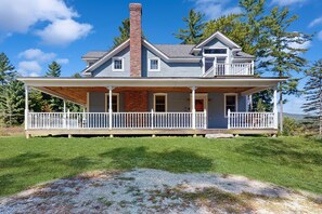 Exterior - Private house w/ seasonal mountain & meadow views, pond, balcony, porch, jacuzzi (Waitsfield)