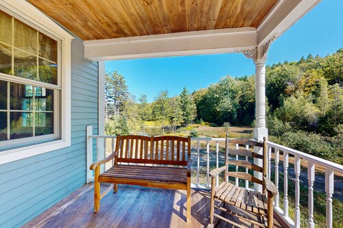 Private house w/ seasonal mountain & meadow views, pond, balcony, porch, jacuzzi