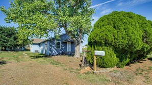 Exterior - 2 Mi to Phillips 66 Refinery: Home w/ Yard (Borger)