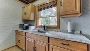 Refrigerador, microondas, parrilla de estufa y cafetera y tetera