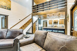 TV - Red River Gorge Barndominium: Dog Friendly! (Beattyville)