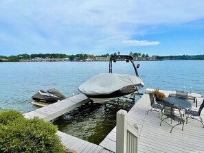 Outdoor dining - Fabulous 4-bedroom lake house with pool and boat dock in Hot Springs (Hot Springs)