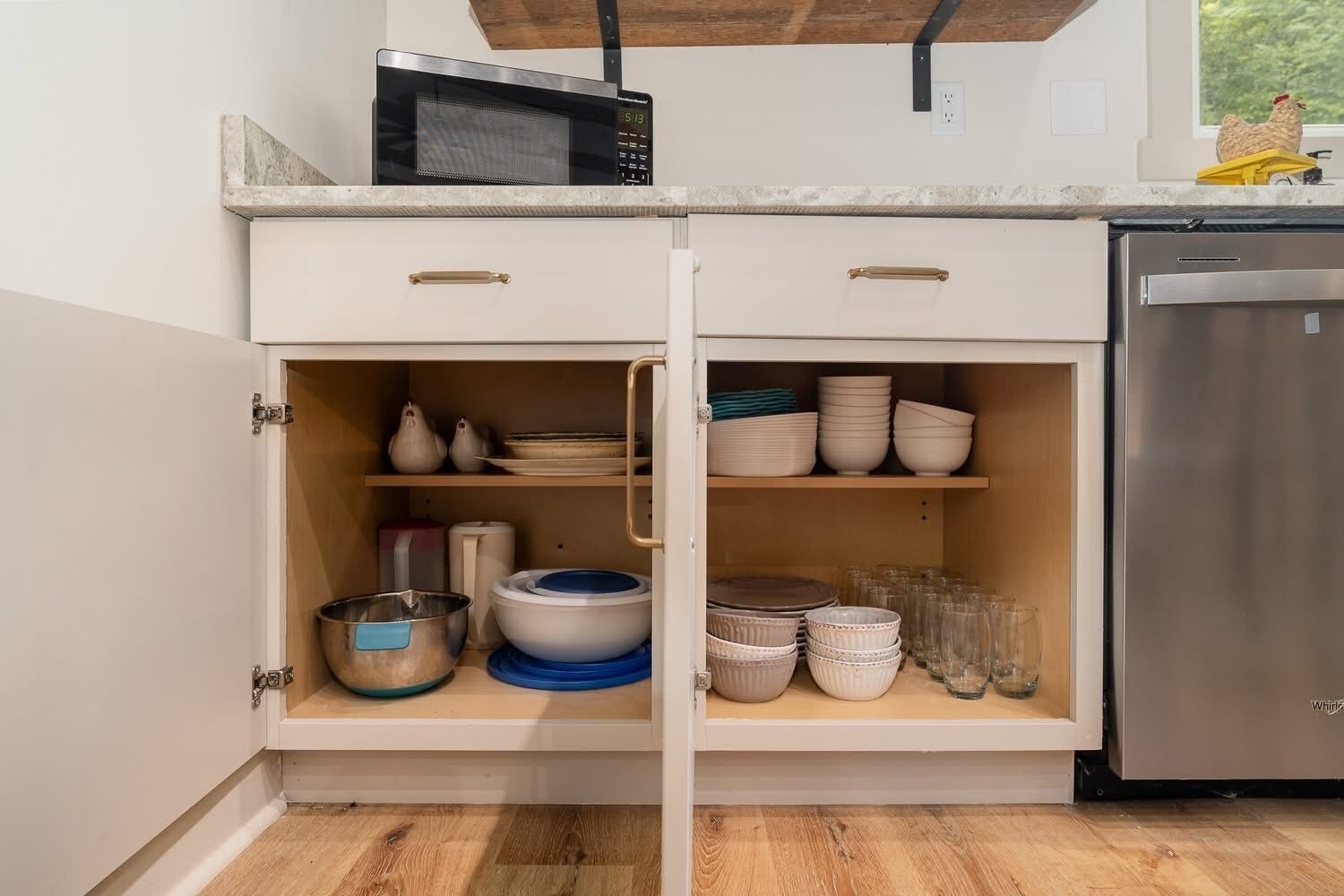 Coffee/tea maker, fridge, coffee grinder