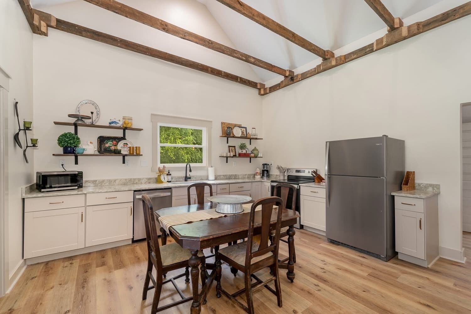 Fridge, coffee/tea maker