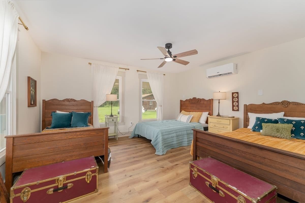 3 habitaciones, escritorio y ropa de cama 