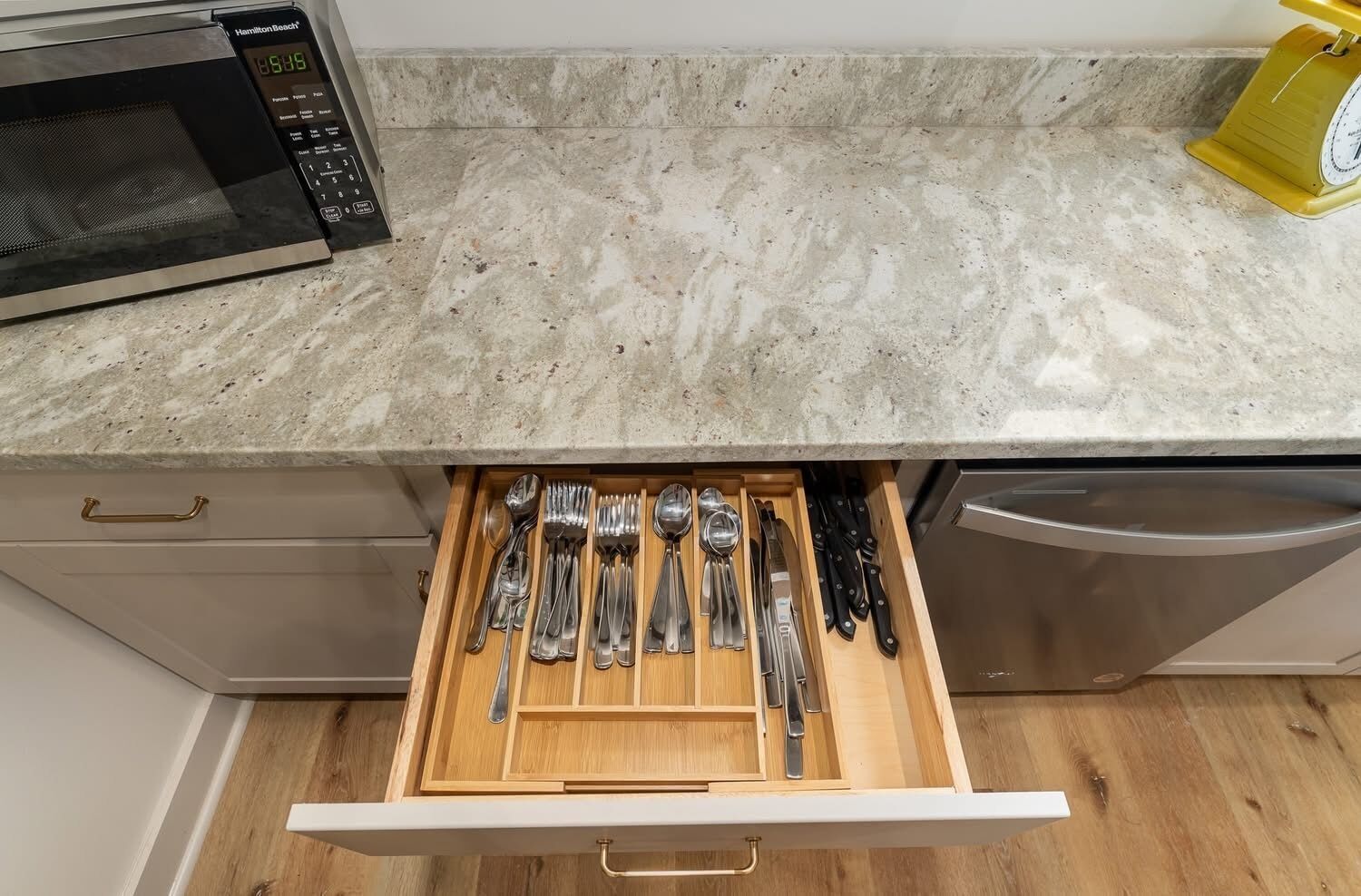 Kjøleskap og kaffetrakter/tekoker