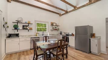 Coffee/tea maker, fridge, coffee grinder