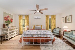 3 bedrooms, desk, bed sheets