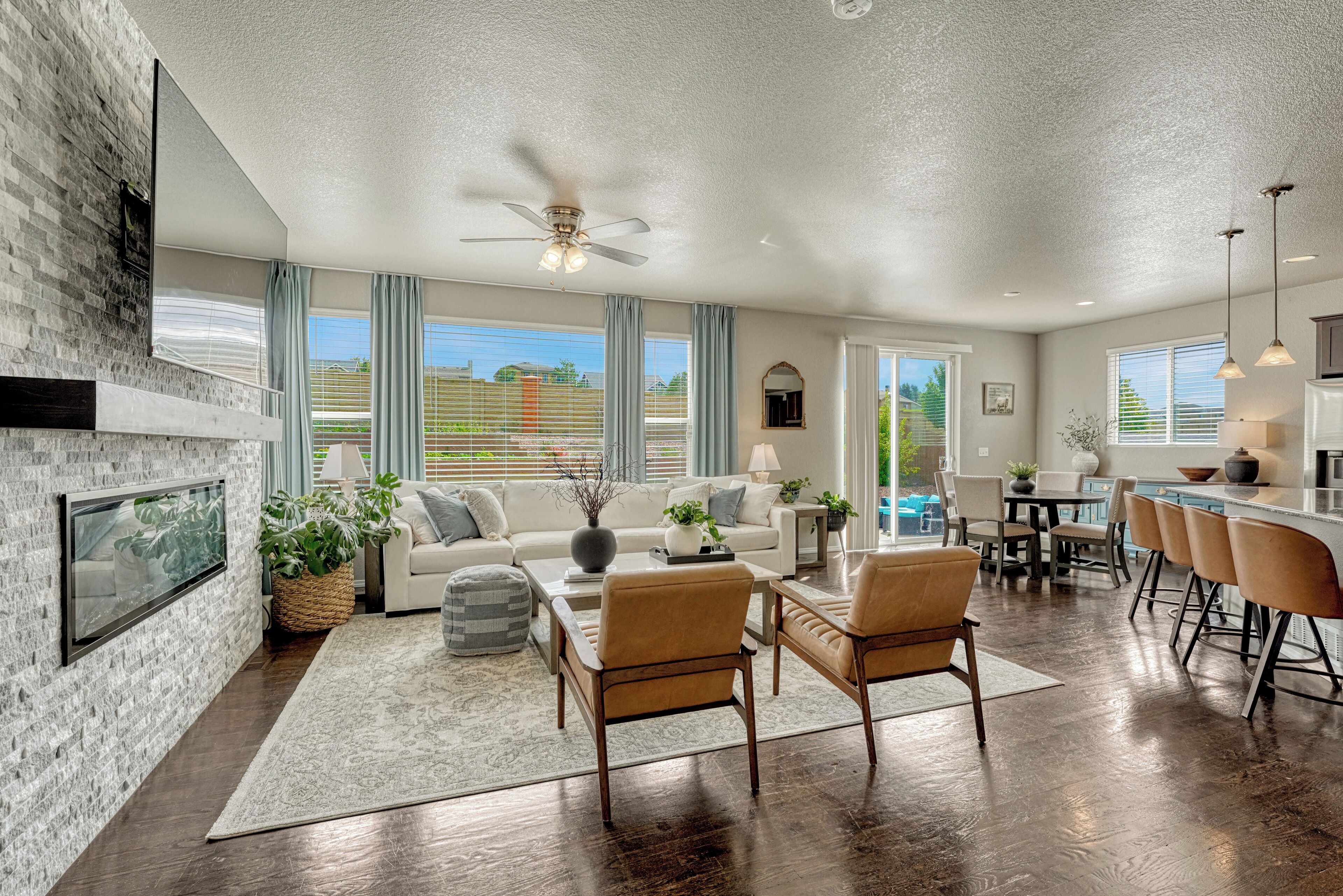 Télévision, cheminée