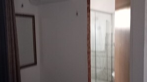 A bedroom with a bed, a door leading to a bathroom, and a window. - New Dawn. (Alto Paraíso de Goiás)