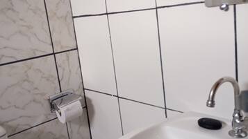 Toalhas de banho, papel higiênico