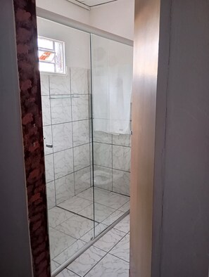 Serviettes fournies, papier toilette