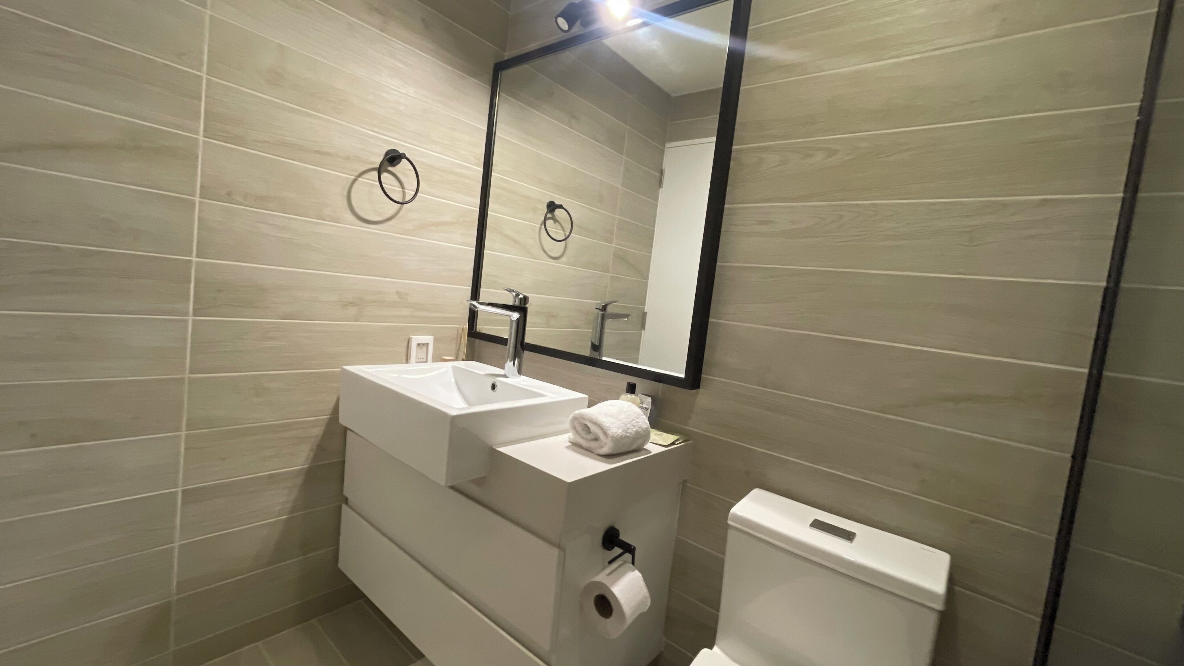 Haartrockner, Handtücher, Seife, Toilettenpapier