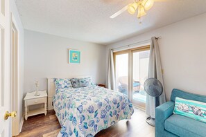 2 bedrooms, iron/ironing board, internet, bed sheets - Luxury townhome w/river views, outdoor seating, fire pit, grill & shared pool (Berlin)