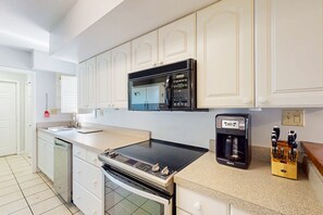 Fridge, microwave, oven, stovetop - Luxury townhome w/river views, outdoor seating, fire pit, grill & shared pool (Berlin)