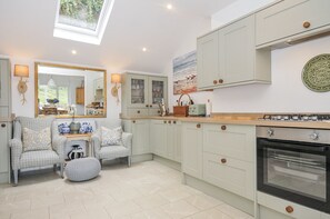 Dishwasher, cookware/dishes/utensils - Mayhurst (Looe)