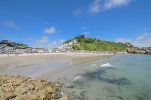 بالقرب من الشاطئ