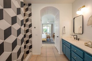 4 室のベッドルーム、デスク、アイロン / アイロン台、旅行用ベビーベッド