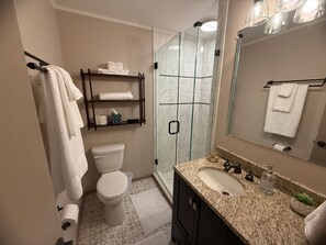 Shower, hair dryer, towels, soap - Relaxing Lakeside Retreat in Winchester, TN - COMING SOON! (Winchester)