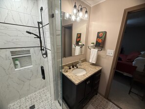 Shower, hair dryer, towels, soap - Relaxing Lakeside Retreat in Winchester, TN - COMING SOON! (Winchester)