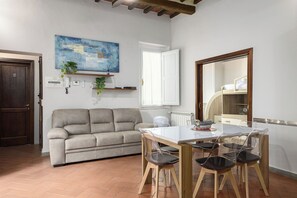 Dining - Apartment with Exclusive Garden (Firenze)