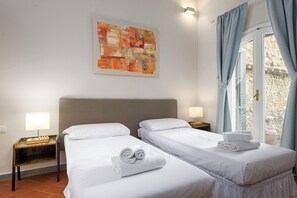 3 bedrooms, desk, iron/ironing board, travel cot - Apartment with Exclusive Garden (Firenze)
