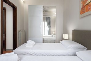3 bedrooms, desk, iron/ironing board, travel crib - Apartment with Exclusive Garden (Firenze)
