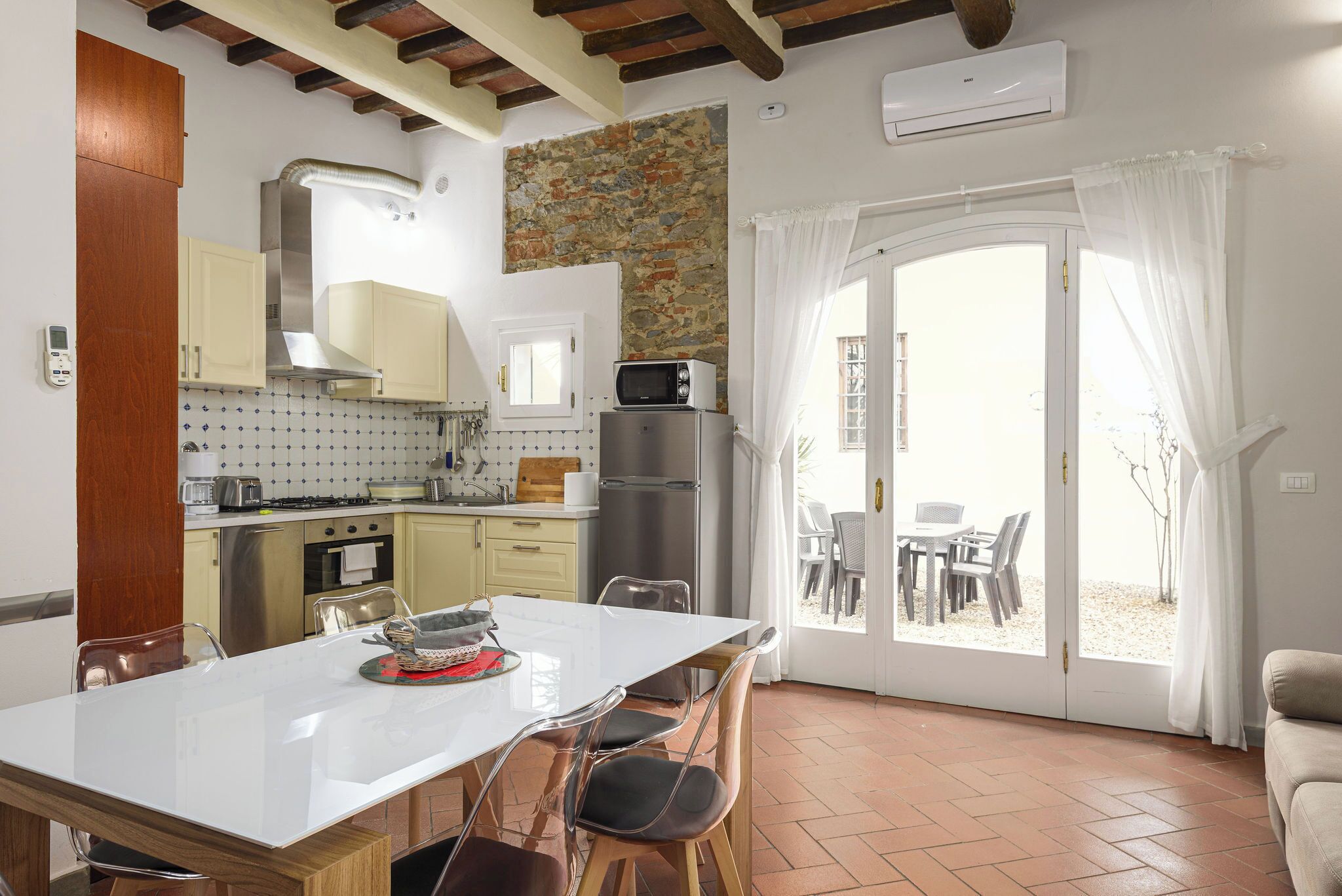 Microonde, forno, piano cottura, lavastoviglie