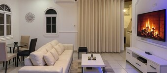 Cosy mini villa with garden, parking & Jacuzzi, janitor 7/7, unlimited internet access