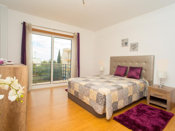 2 bedrooms, iron/ironing board, internet, bed sheets