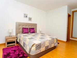 2 chambres, fer et planche à repasser, accès Internet, draps fournis