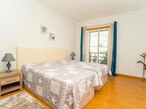2 bedrooms, iron/ironing board, Internet, bed sheets