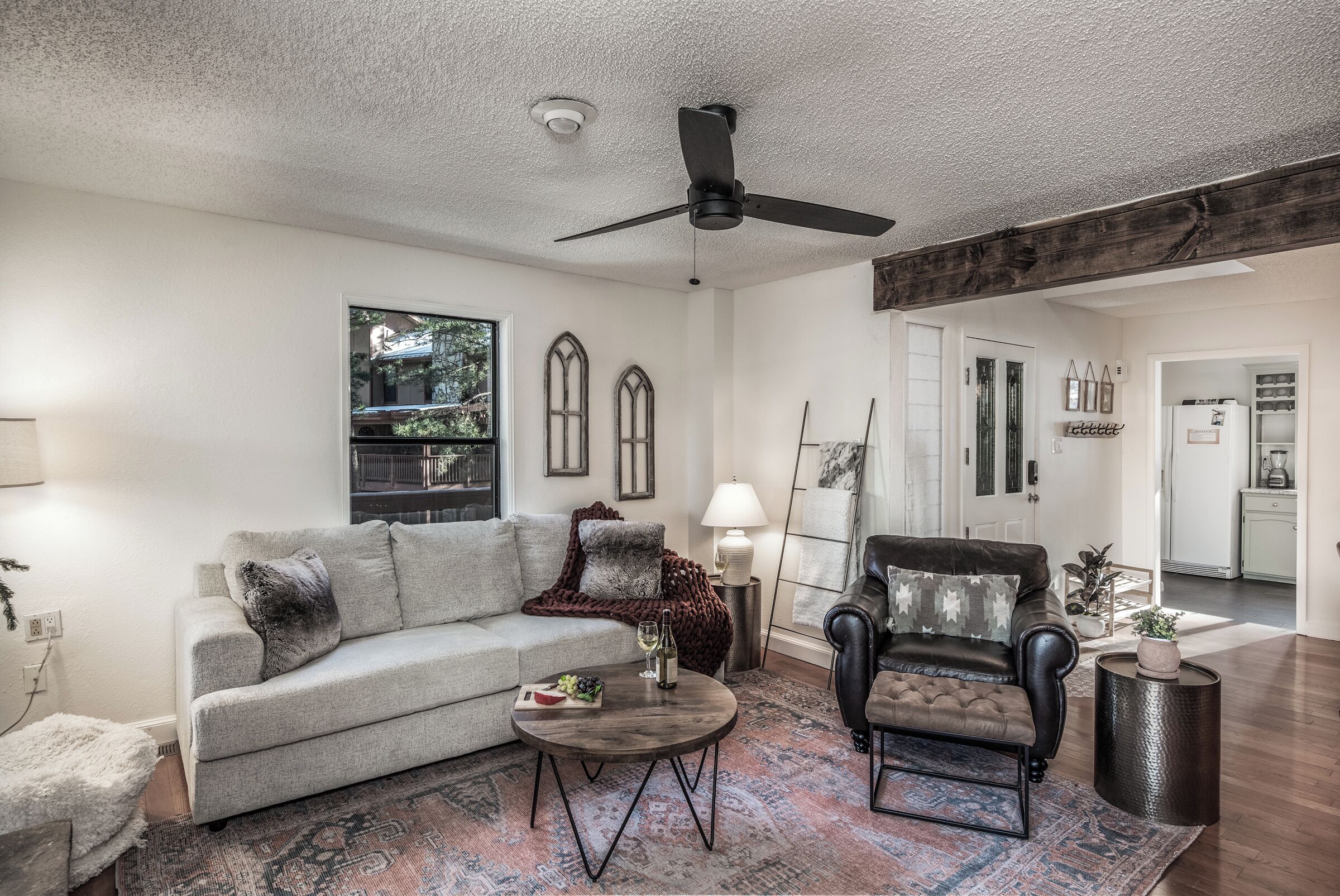 Televisión y chimenea 