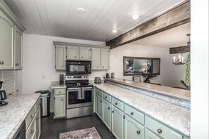 Four à micro-ondes, un four, surface de cuisson, lave-vaisselle