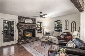 TV, fireplace - Serene 4-bedroom Cabin/Condo & THEATER ROOM! Near downtown, restaurants, & parks (Ruidoso)