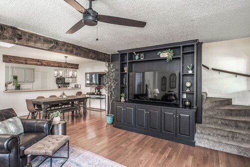 Serene 4-bedroom Cabin/Condo & THEATER ROOM! Near downtown, restaurants, & parks