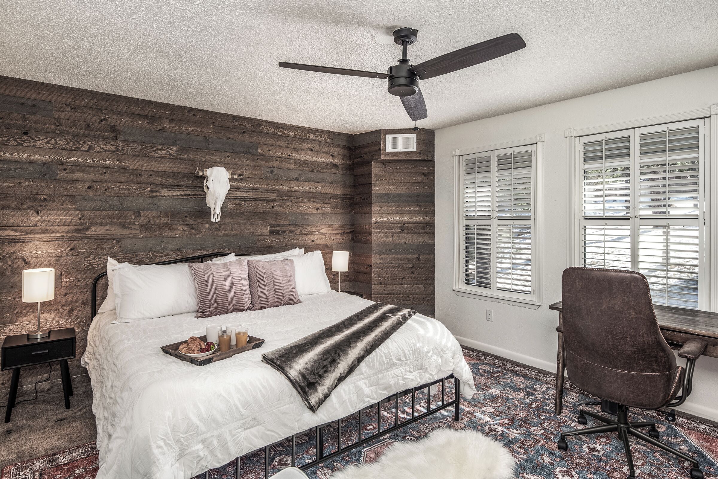 4 bedrooms, iron/ironing board, internet, bed sheets