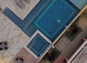 Piscine extérieure, parasols de plage, chaises longues