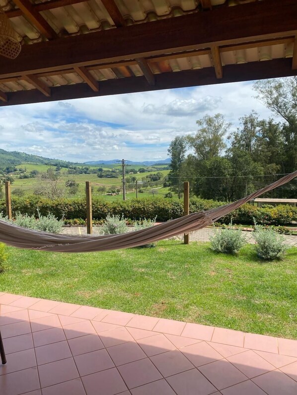 Quarto duplo standard, varanda coberta, vista para a montanha | Terraço/pátio