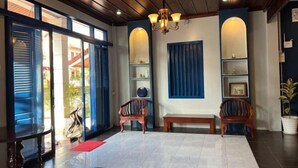 A lobby with a wooden ceiling, a chandelier, a bench, and a wooden bench. - Villa Lakangthong2 (Luang Prabang)