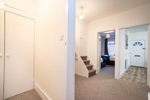 3 bedrooms, iron/ironing board, free WiFi, bed sheets - Spacious Bristol Flat, 3 Bedrooms, Sleeps upto10-Ideal for Contractors (Bristol)