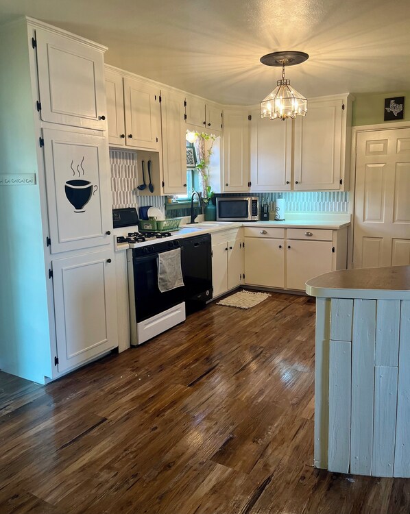 Private kitchen - Country living inside the city limits (Seymour)