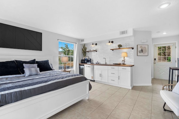 إستديو - سرير ملكي - برواق - منظر للحديقة (The Chic Retreat) | 1 غرفة نوم وبديكورات فريدة لكل غرفة وطراز فريد لكل وحدة وملاءات أسرّة