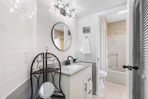 Studio, 1 King Bed, Patio, Garden View (The Chic Retreat) | Bathroom | Towels