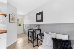 Studio, 1 King Bed, Patio, Garden View (The Chic Retreat) | Interior