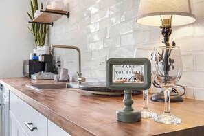 Studio, 1 King Bed, Patio, Garden View (The Chic Retreat) | Private kitchen