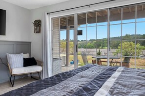 Studio, 1 King Bed, Patio, Garden View (The Chic Retreat)