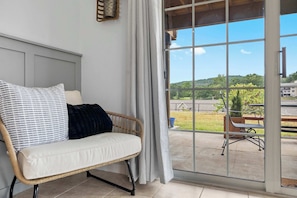 إستديو - سرير ملكي - برواق - منظر للحديقة (The Chic Retreat) | منطقة المعيشة | تلفزيون بشاشة مسطحة بحجم 42-بوصة يعرض قنوات تلفزيونية رقمية